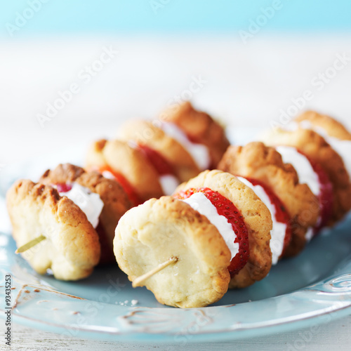 Valokuva strawberry shortcake kabobs with whipped cream