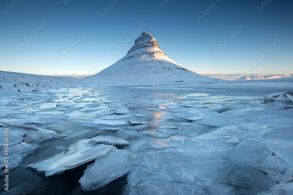 Fototapeta premium Kirkjufell in winter