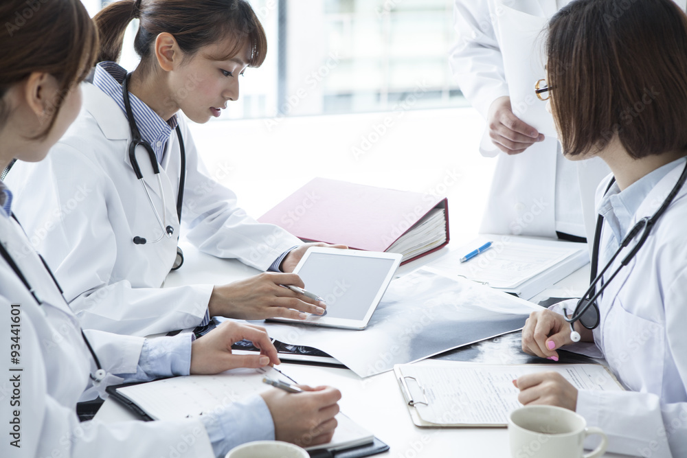 Four doctors have a meeting with the tablet Four doctors have a meeting with the tablet