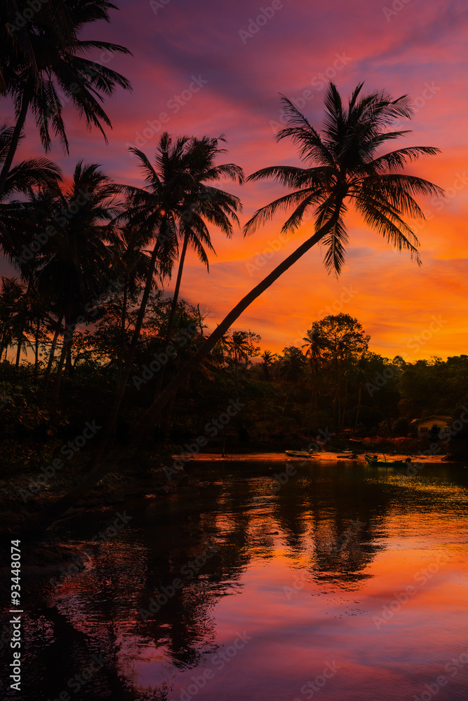 Obraz premium Beautiful tropical beach at island Koh Chang