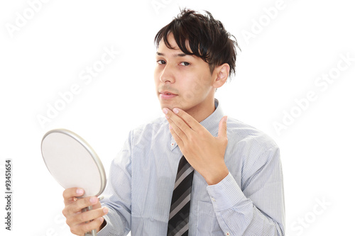 手鏡を持つ男性