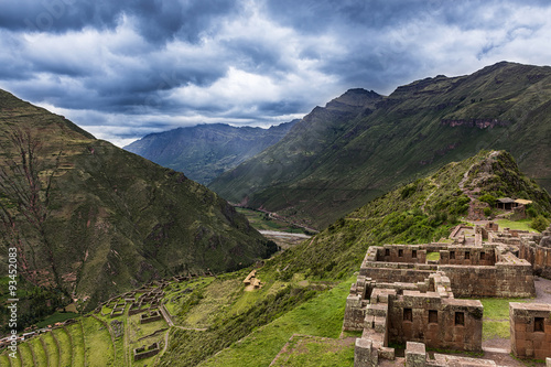 Fotografiet View of the Sacred Valley and ancient Inca terraces in Pisac, Peru