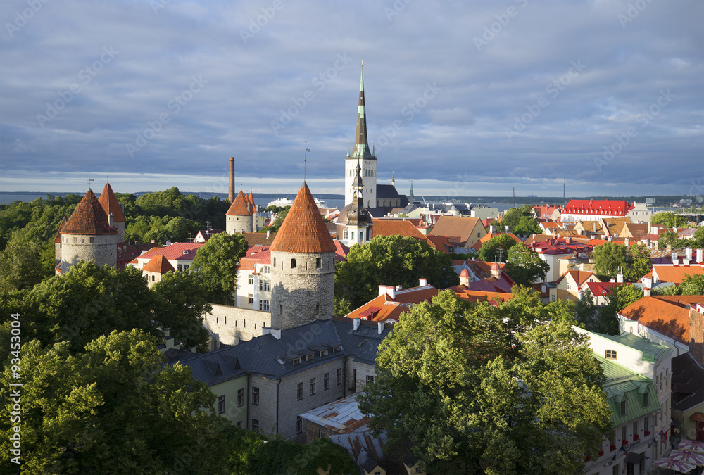 Старый Таллин под низким облачным небом