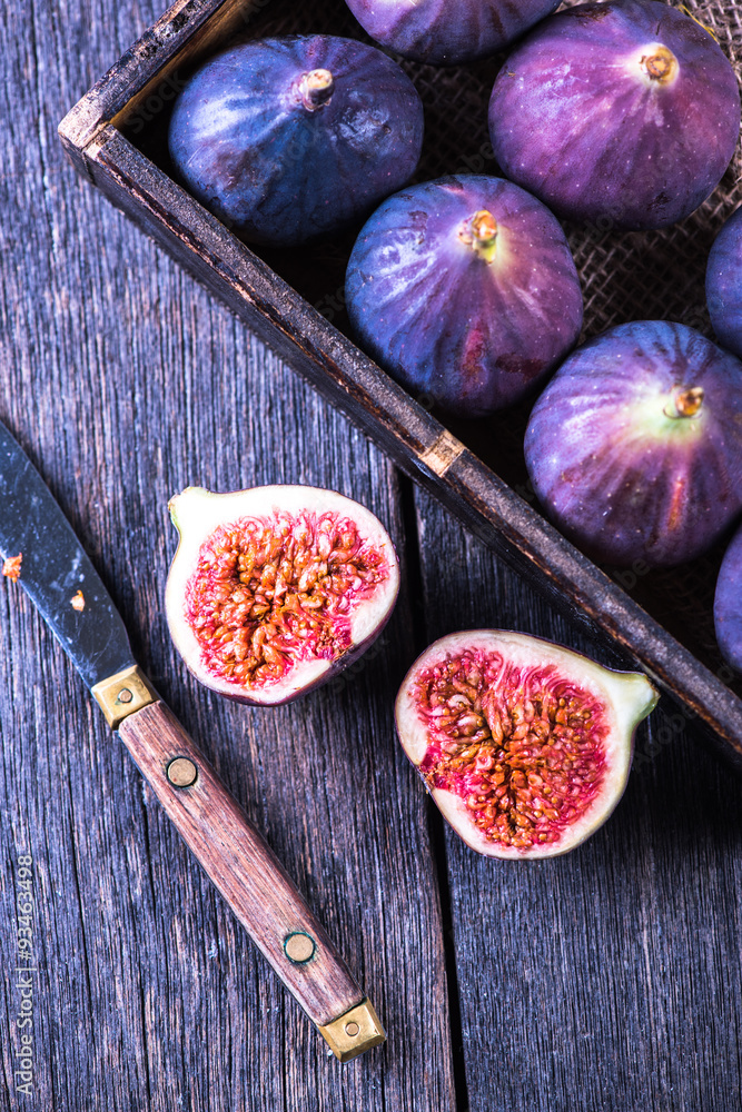 Fresh vibrant whole figs and cut in half
