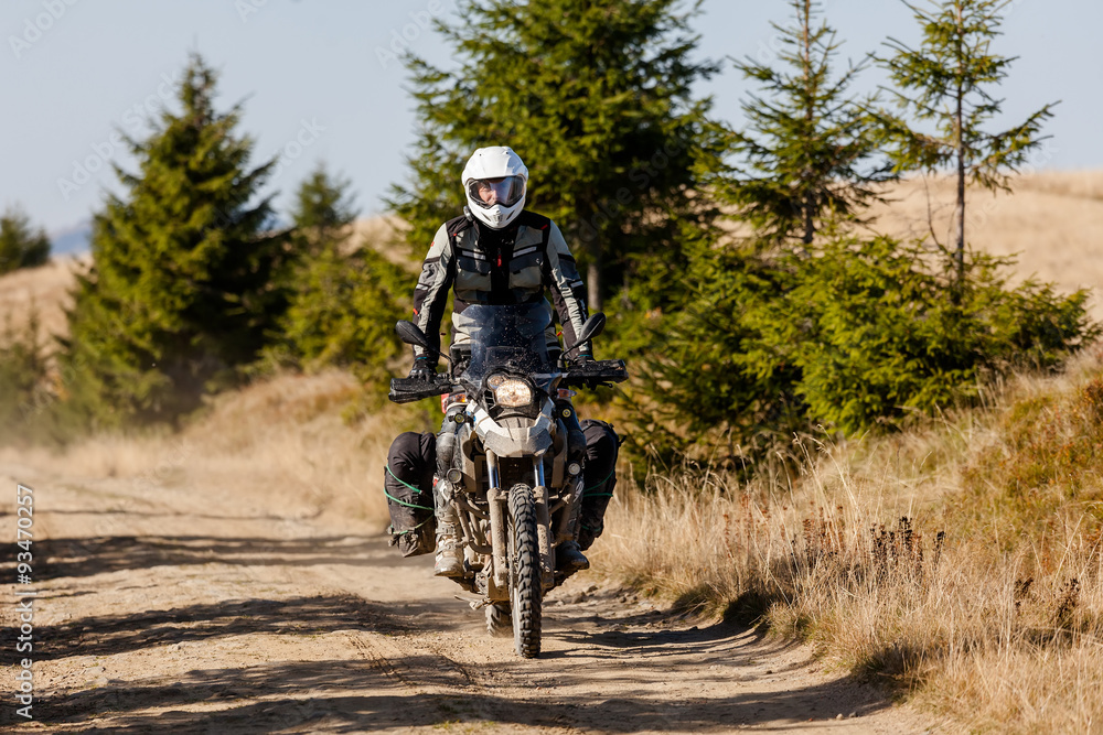 Obraz premium Motorbiker travelling in autumn mountains