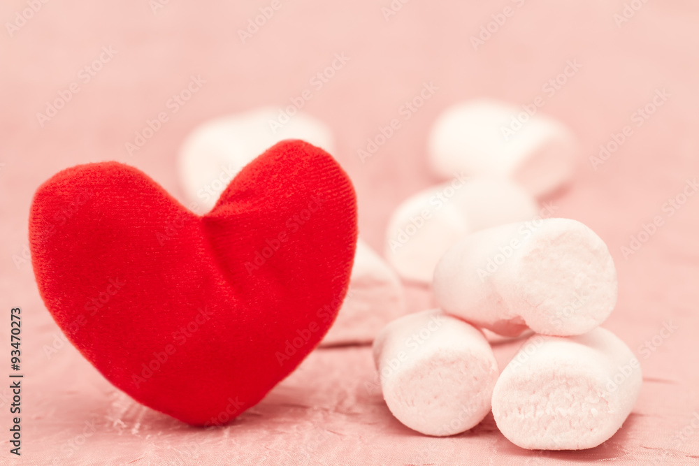 Obraz premium sweet marshmallow and red heart on a pink background