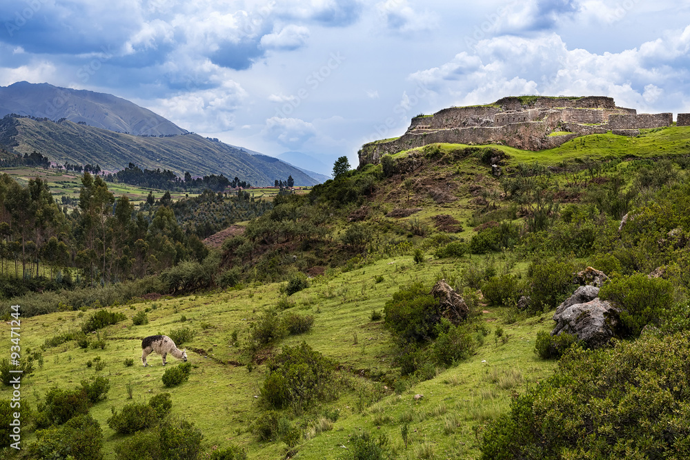 Obraz premium View of the Pakapukara site near Cusco, Peru
