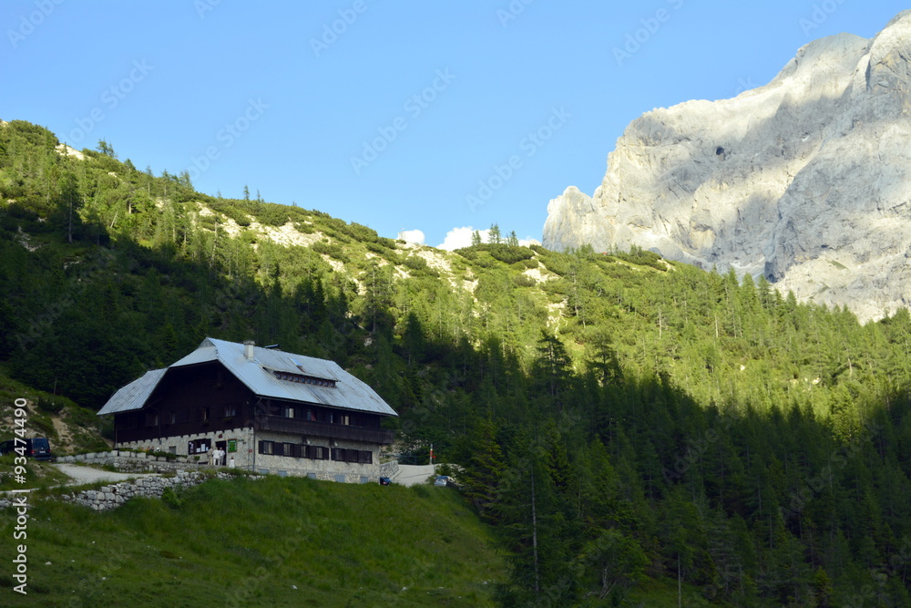 Chalet de montaña en el paso de Vrsic. Parque nacional de Triglav. Alpes julianos . Eslovenia 