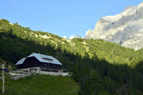 Chalet de montaña en el paso de Vrsic. Parque nacional de Triglav. Alpes julianos . Eslovenia 