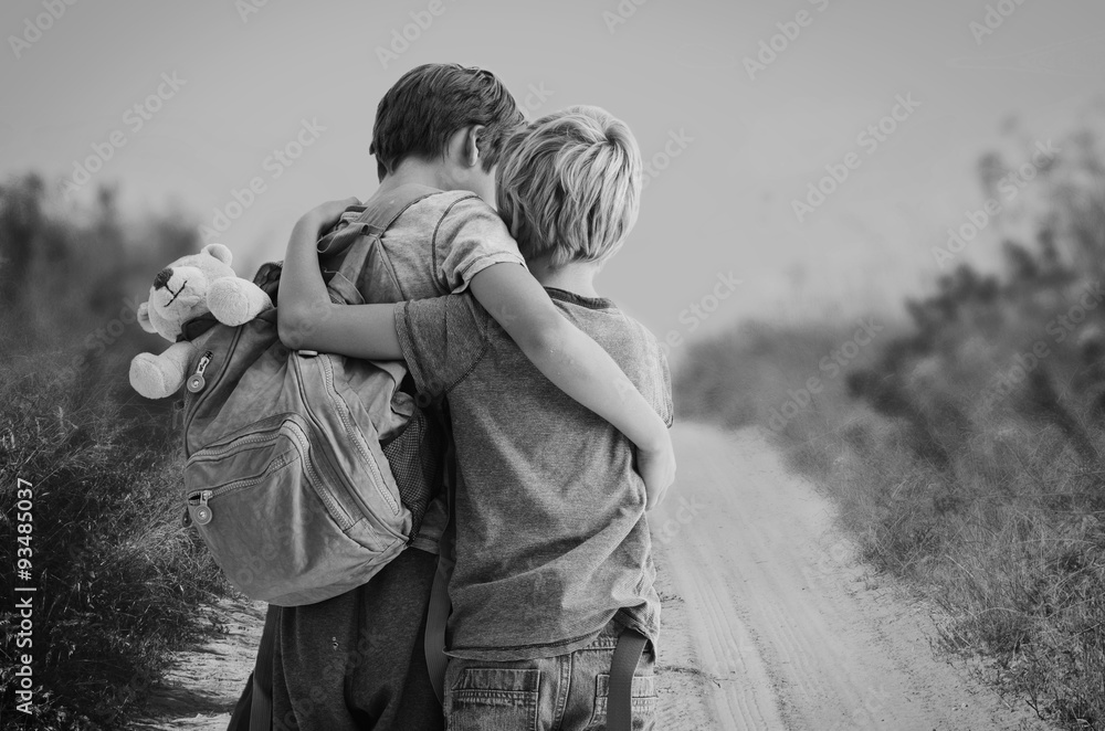 Kinder gehen den Weg zusammen Kinder gehen den Weg zusammen