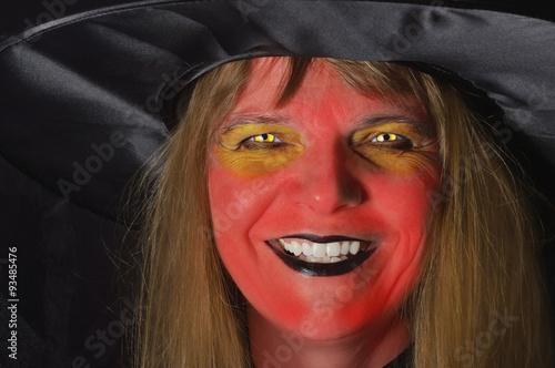 Halloween Hexe mit rotem Gesicht