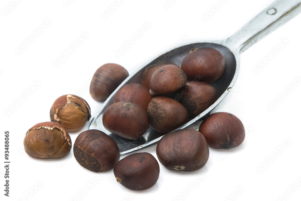 Obraz premium roasted chestnuts on white background