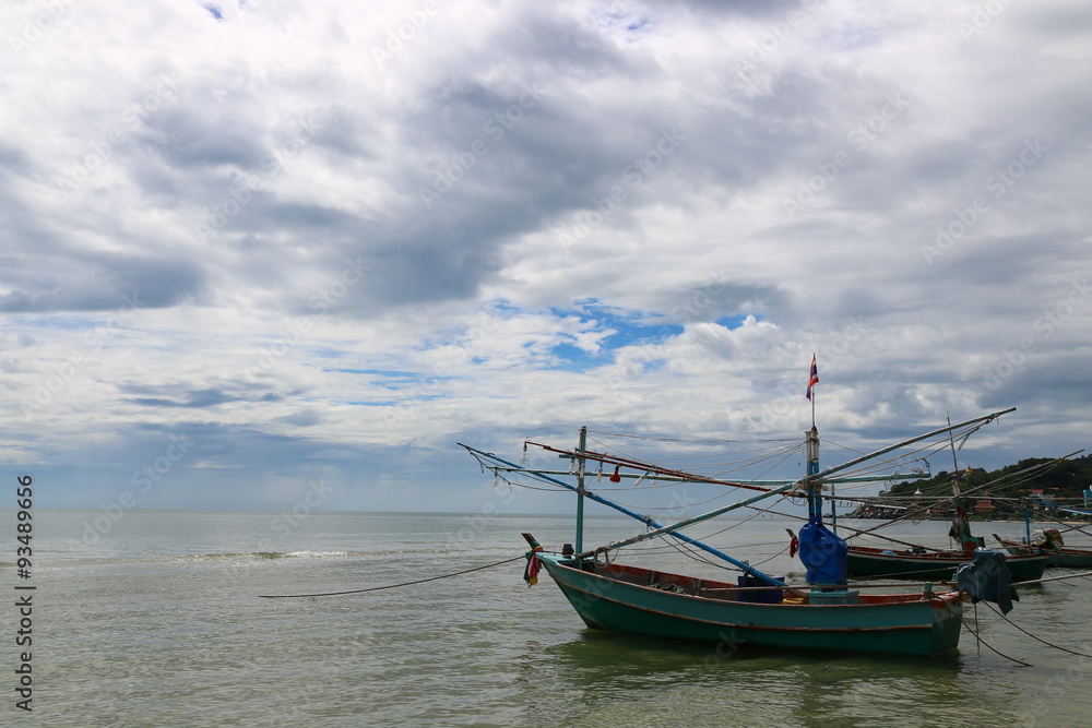 sea and boat