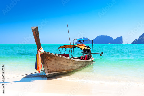 Long boat and tropical beach © preto_perola