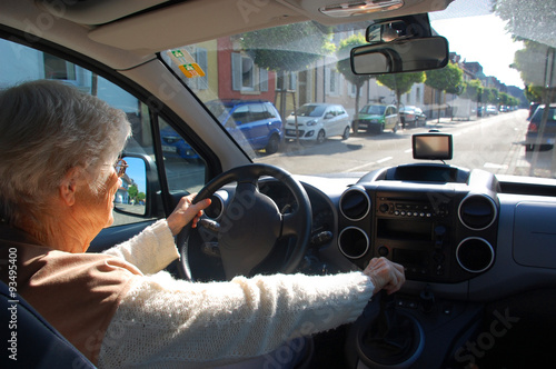 Seniorin fährt Auto