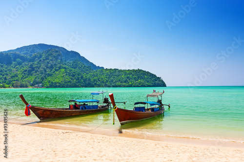 Long boat and tropical beach, Thailand © preto_perola