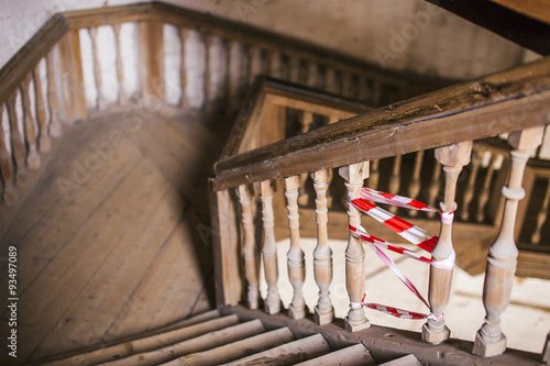 Quadro em tela no baluster on the old stairs
