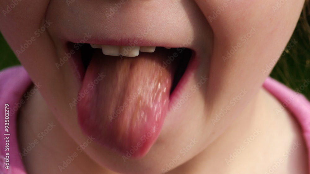 Языком яички. Лизать языком детские. Язык у мальчика бело-розового цвета. Ребенок лижет языком постоянный зуб.