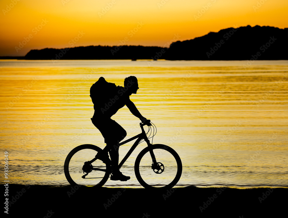 Obraz premium Cyclist at sunset