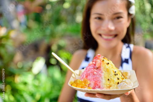 Φωτογραφία Hawaii woman eating Hawaiian shave ice