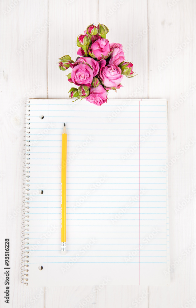 Naklejka premium Open empty notebook for writing message, rose
