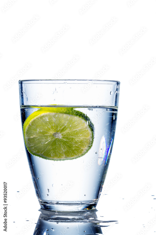 Wasserglas und Limette Wasserglas und Limette
