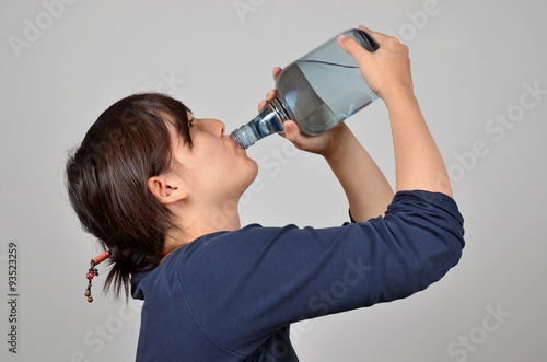 frau beim wasser trinken, durstig photo