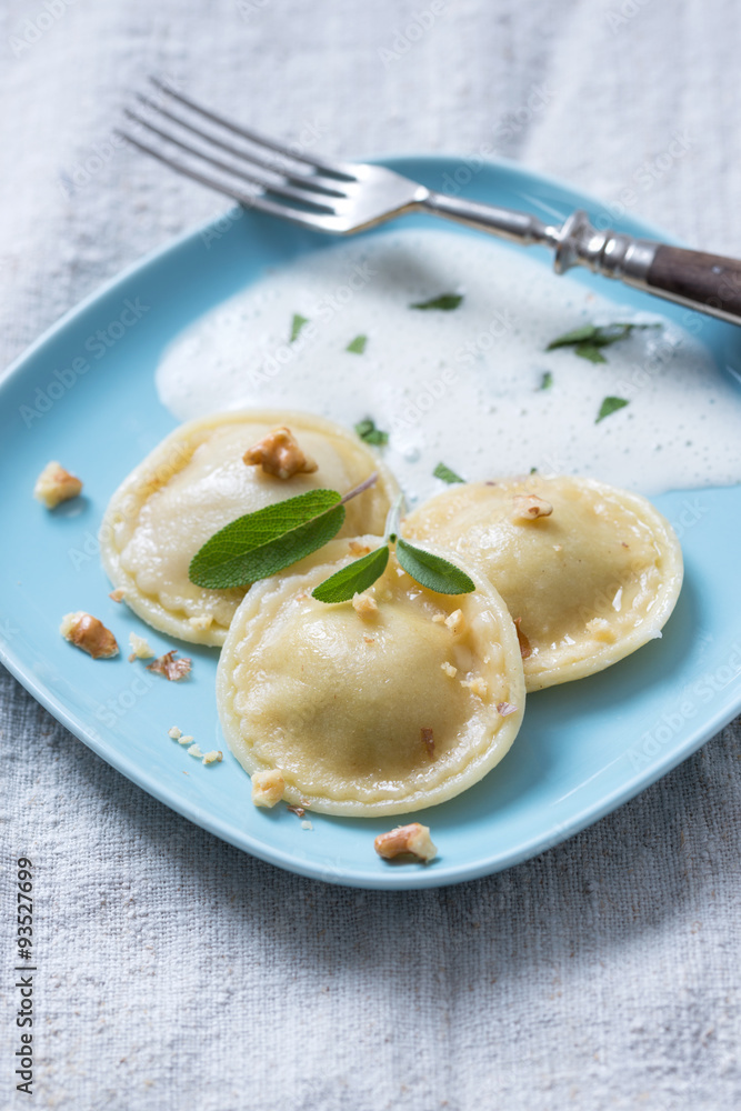 Ravioli mit Nüssen und Salbeischaum 