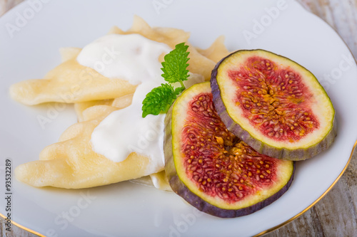 Dumplings with cottage cheese, cream and fresh figs