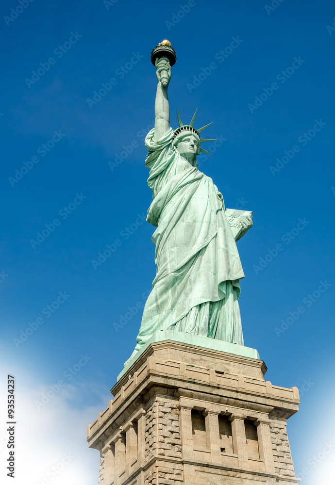 Fototapeta premium Statua Wolności na błękitnym bezchmurnym niebie, Nowy Jork, USA