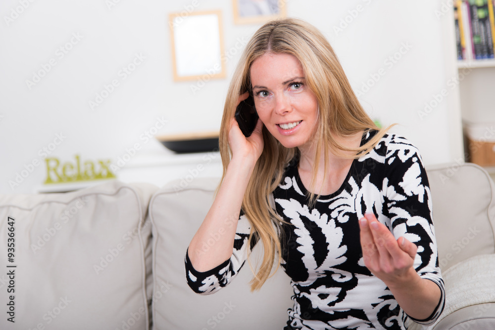 Fototapeta premium frau erklärt etwas am telefon