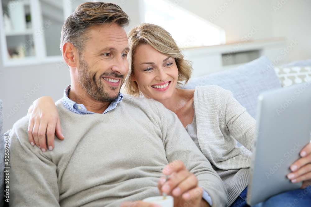 Как переводится middle aged. Middle age couple. middle-aged couple. middle aged couple in airport.