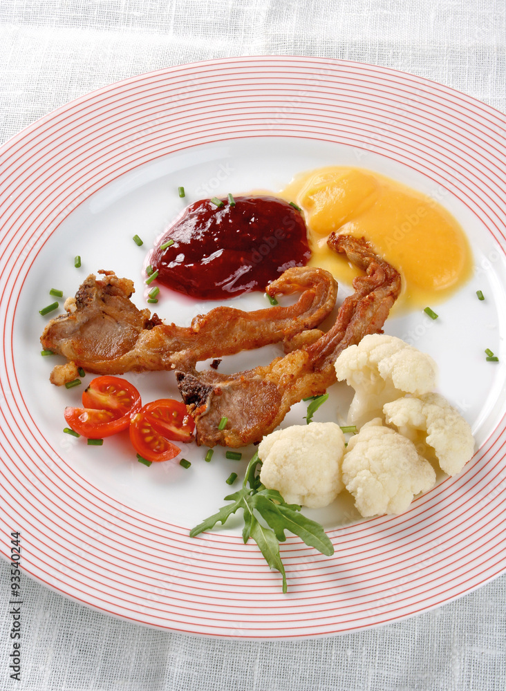 Naklejka premium Fried lamb cutlets served with two types of jam and cauliflower