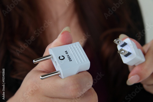 変換プラグを持つ女性