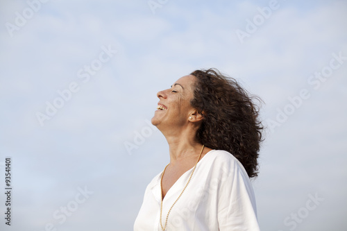 Mujer de mediana edad feliz