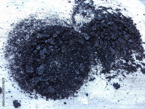 tas de suie noire,dépôt de bois brûlé 
