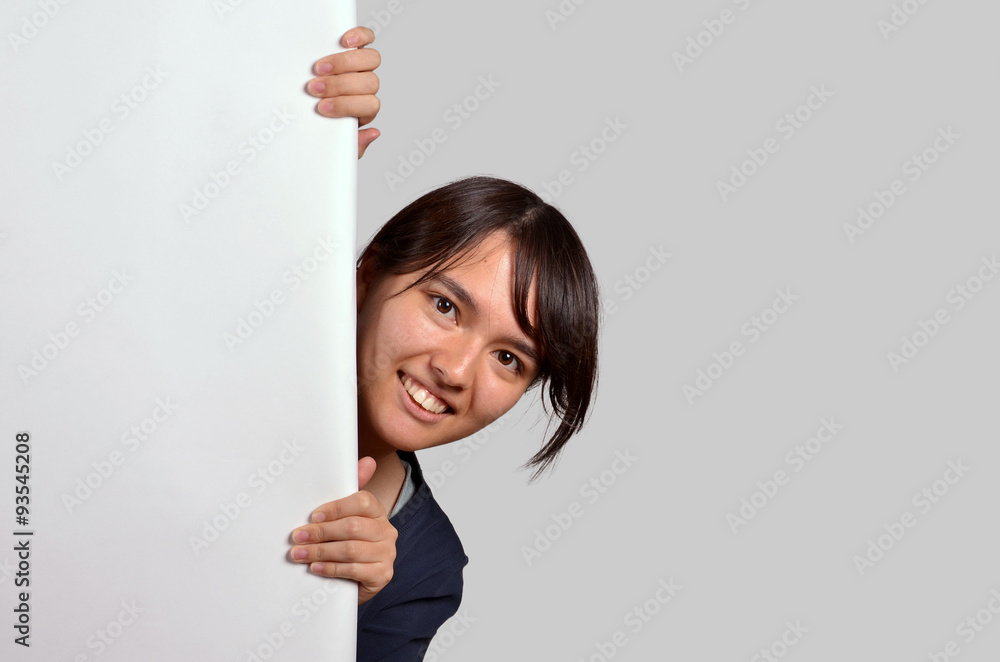 junge frau hinter einer tür junge frau hinter einer tür