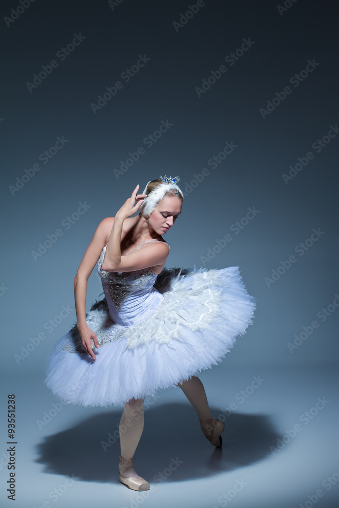 Fototapeta premium Portret baleriny w tatuażu baletowego na niebieskim tle