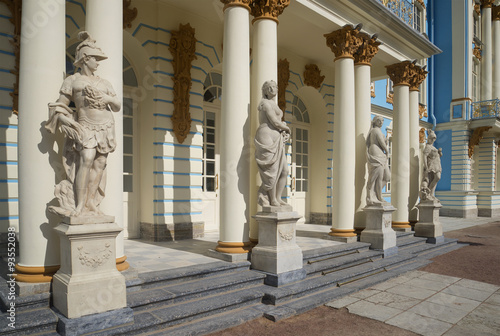 Классические статуи у входа в Екатерининский дворец. Царское Село