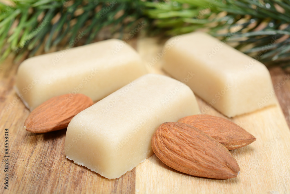 Marzipan mit Mandeln als Süßigkeit zu Weihnachten Marzipan mit Mandeln als Süßigkeit zu Weihnachten