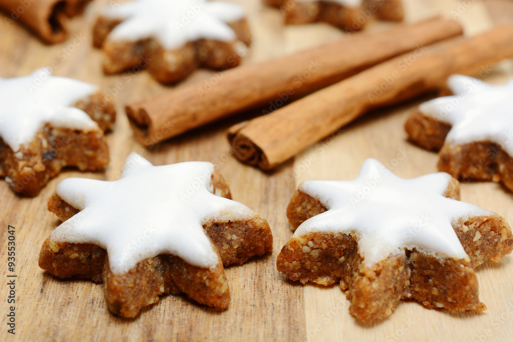Zimtstern mit Zimtstange als Weihnachtsgebäck zu Weihnachten Zimtstern mit Zimtstange als Weihnachtsgebäck zu Weihnachten