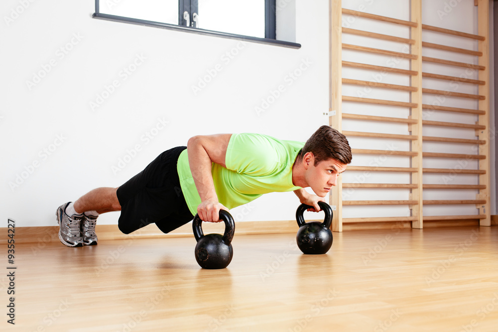 Obraz premium Crossfit push-ups with kettlebell