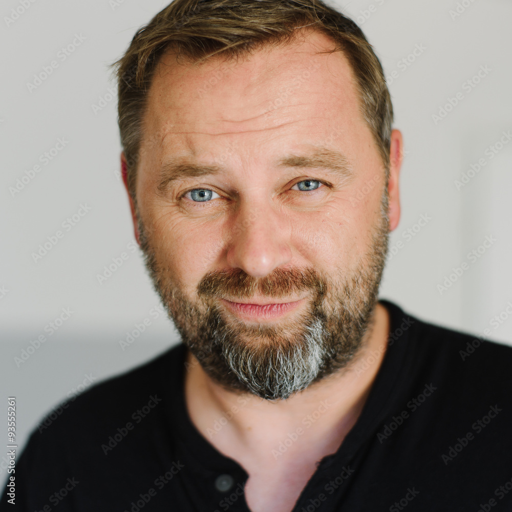 Obraz premium Mann mit Bart lächelt verschmitzt