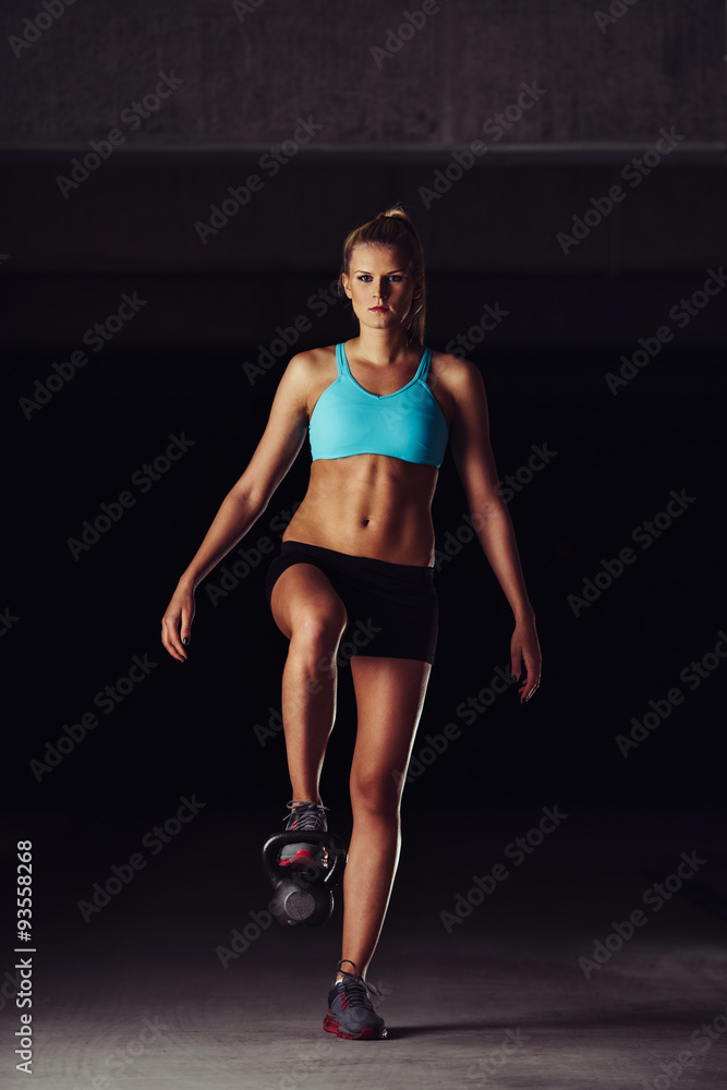 Obraz premium Fit bodybuilder exercising her legs