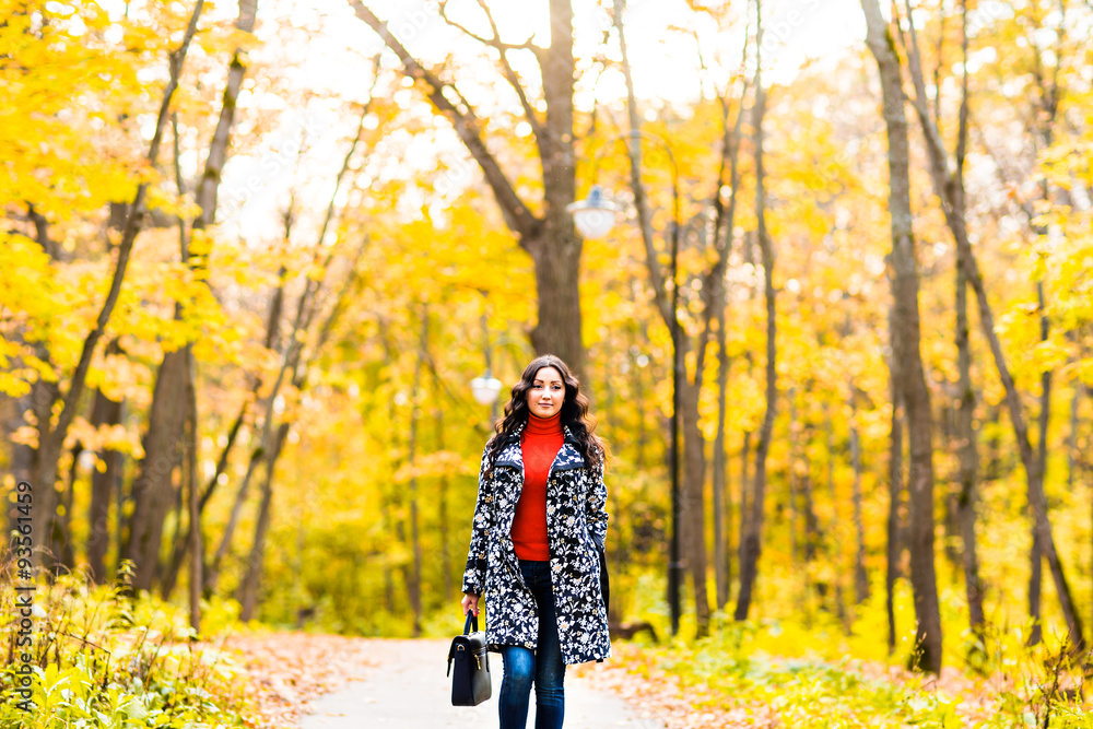 Fototapeta premium Beautiful woman in autumn park