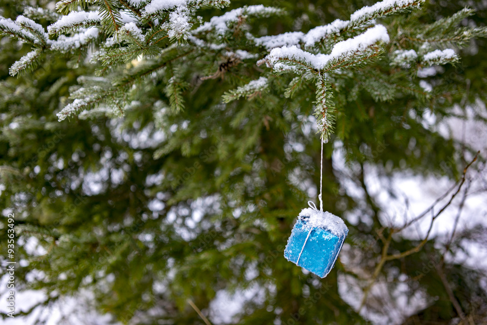 Weihnachtsschmuck in verschneitem Tannenbaum Weihnachtsschmuck in verschneitem Tannenbaum