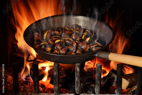 castagne sul fuoco del caminetto fumanti