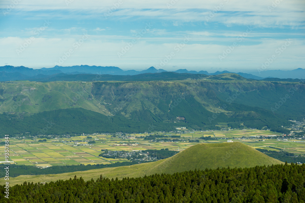 阿蘇米塚と阿蘇谷の風景