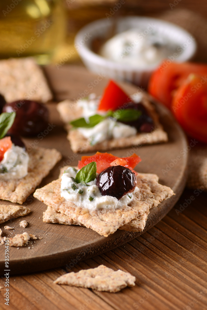 spuntino con formaggio alle erbe, olive e pomodoro spuntino con formaggio alle erbe, olive e pomodoro