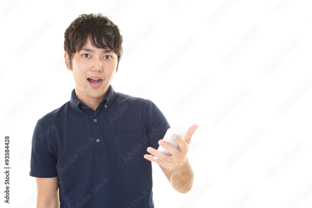 スマートフォンを持つ男性 スマートフォンを持つ男性